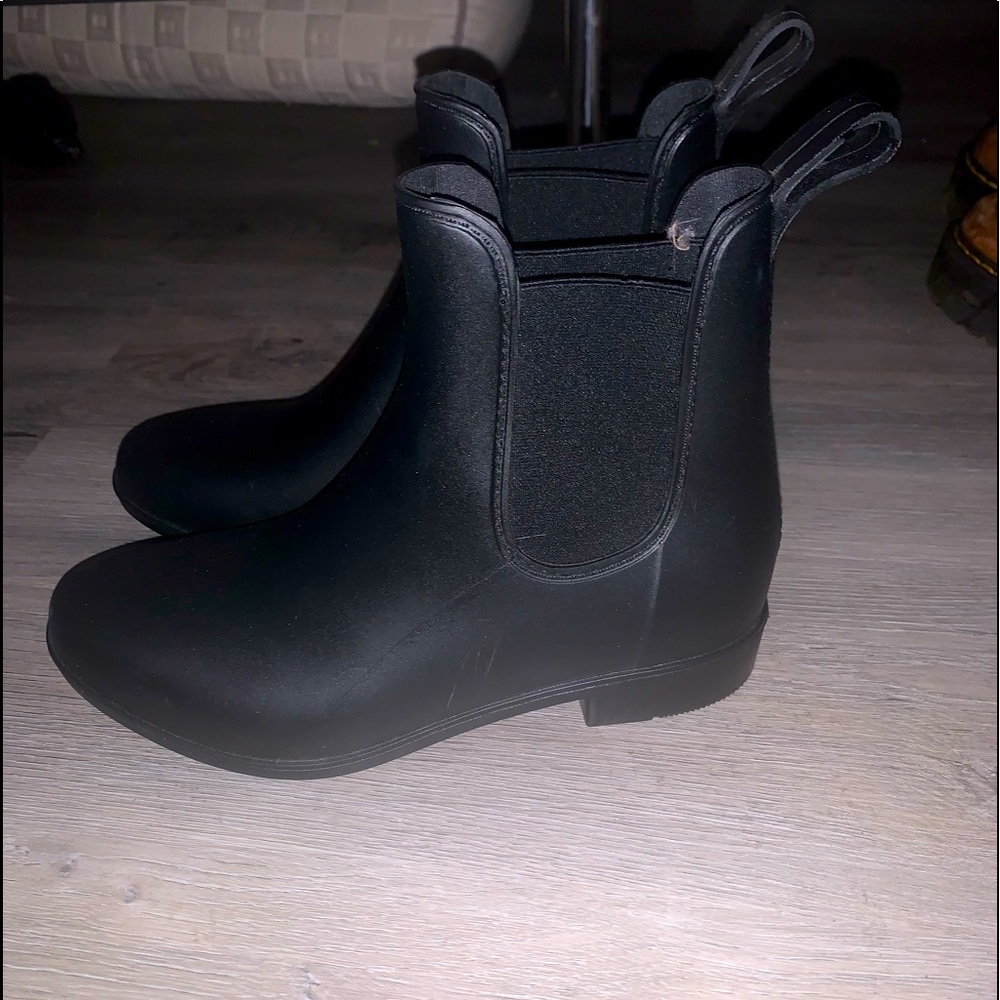 New never worn stylish black boots!
